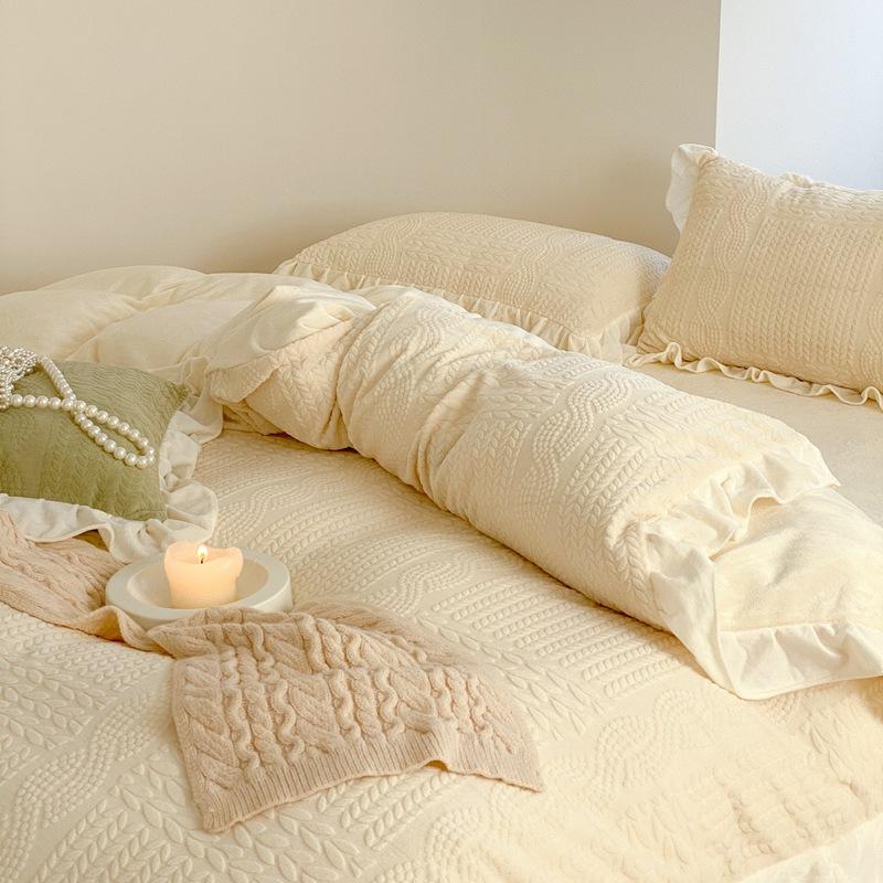 Зимний комплект постельного белья для беременных и младенцев класса А из четырех кусочков молочной муки из коралловой муки. Теплый и плюшевый толстый пододеяльник из фланели.