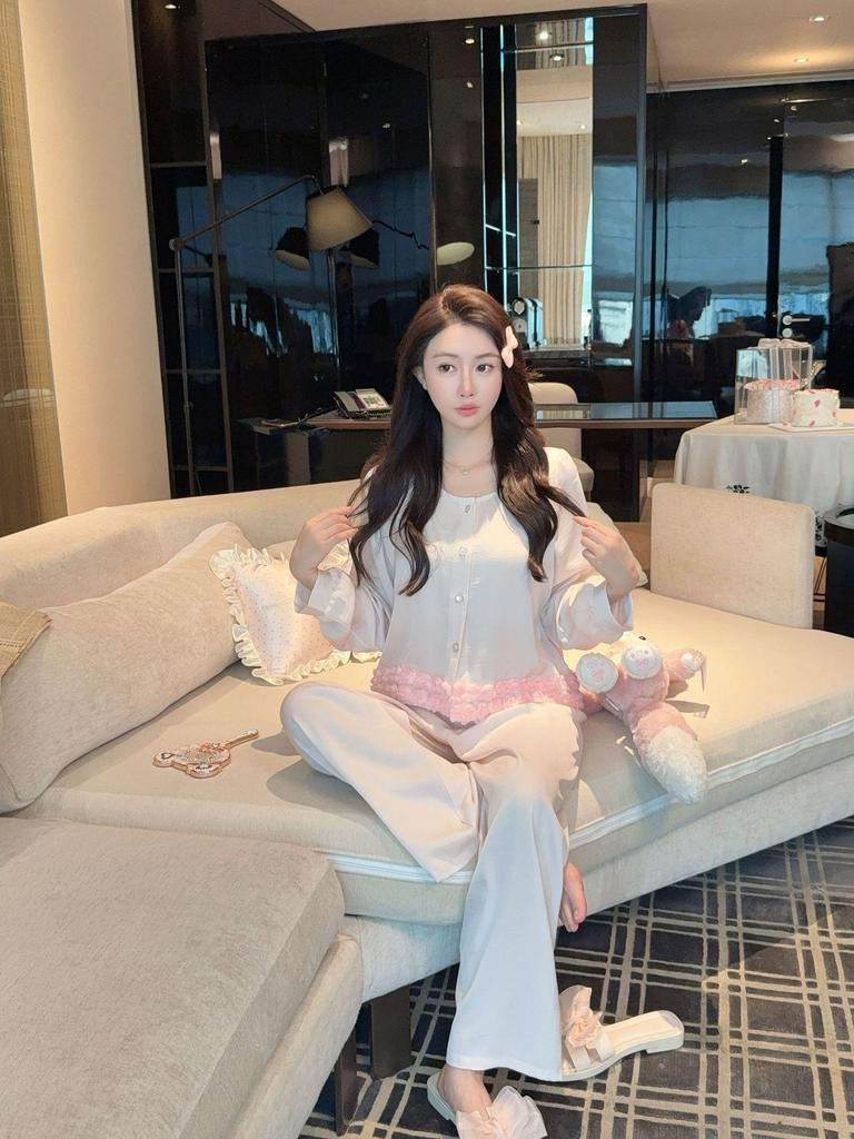 Женский розовый шелковый пижамный комплект с цветочным принтом для осени/зимы - Милый, очаровательный и подходит для улицы.