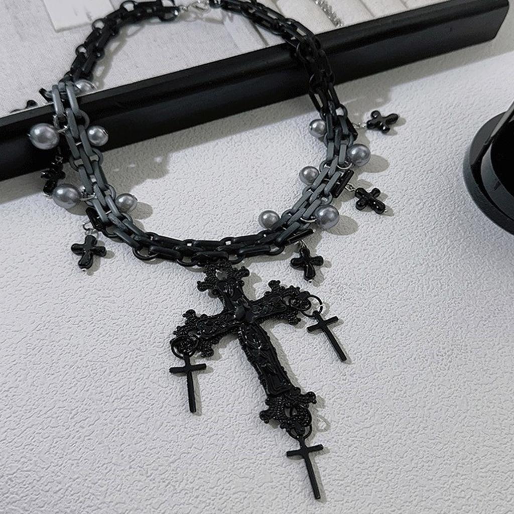 Элегантное ожерелье с крестами в темных тонах для любителей готического стиля и законодателей моды в модных statement-изделиях