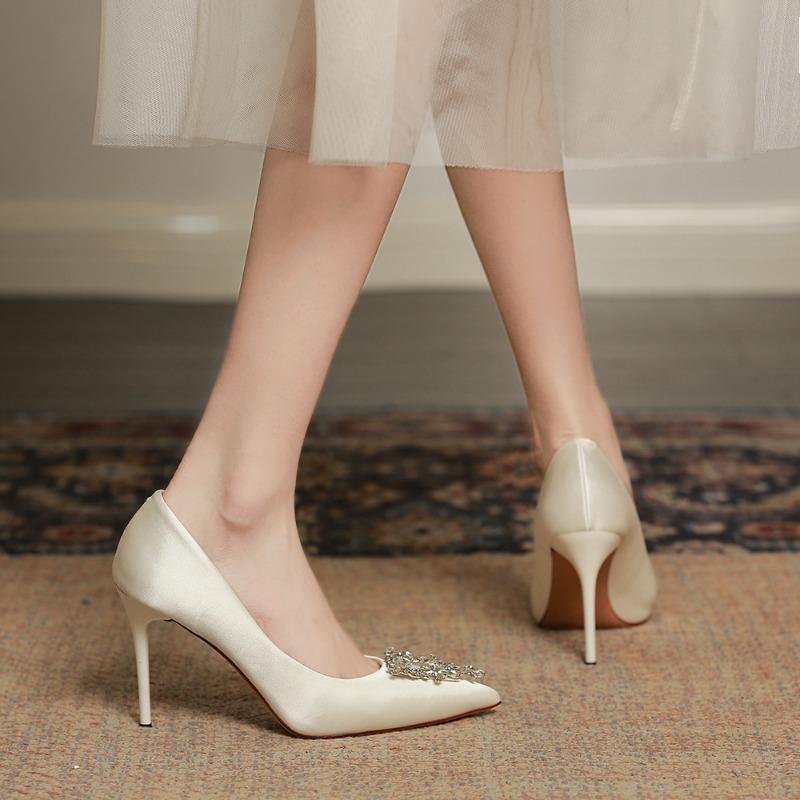 Белые туфли на высоком каблуке со стразами, новые осенне-зимние, с острым носком, с мелким вырезом, на шпильке, вечерние, для невесты, свадебные туфли