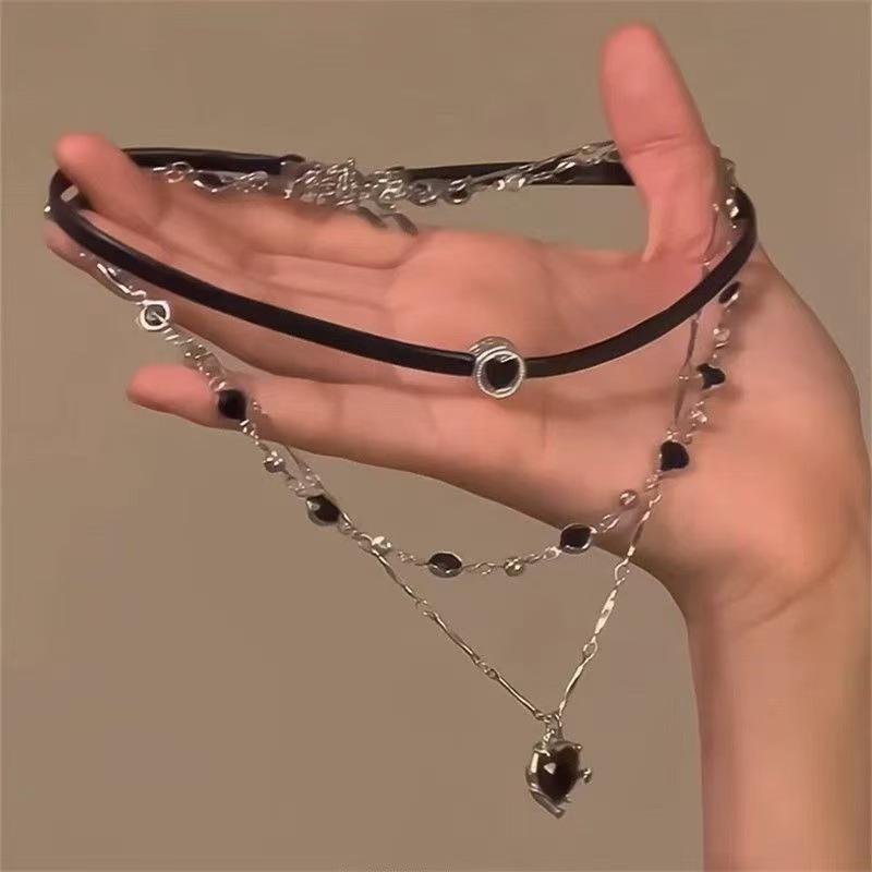 Retro Chinese Tassel Necklace: Unique Ethnic Style Women's High-End Clavicle Chain.