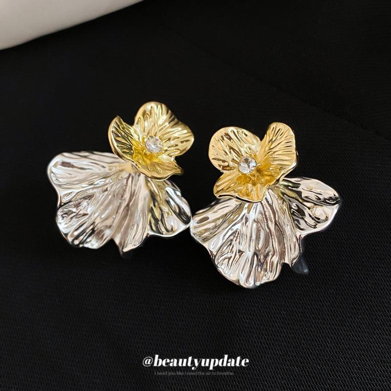 Серебряная игла новый цвет сочетание плиссированный цветок гвоздики легкая роскошь высококачественные металлические серьги нишевый дизайн серьги