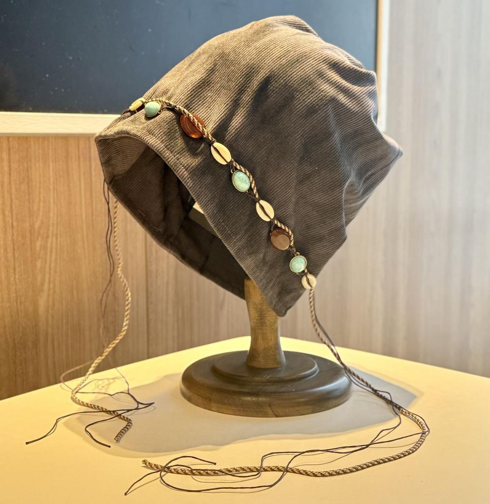 Hot Sale Women Fashionable Gem Chain Decorated Solid Color Versatile Outdoor Photography Autumn Winter Warm Retro Stacked Hat