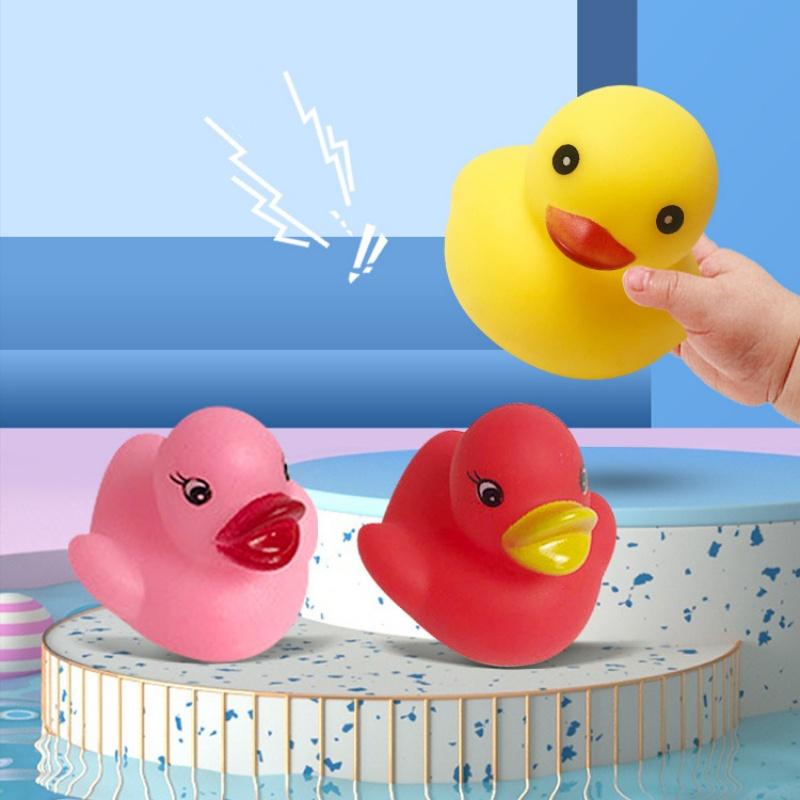Пищащая резиновая желтая уточка для купания и игр в воде издает звук