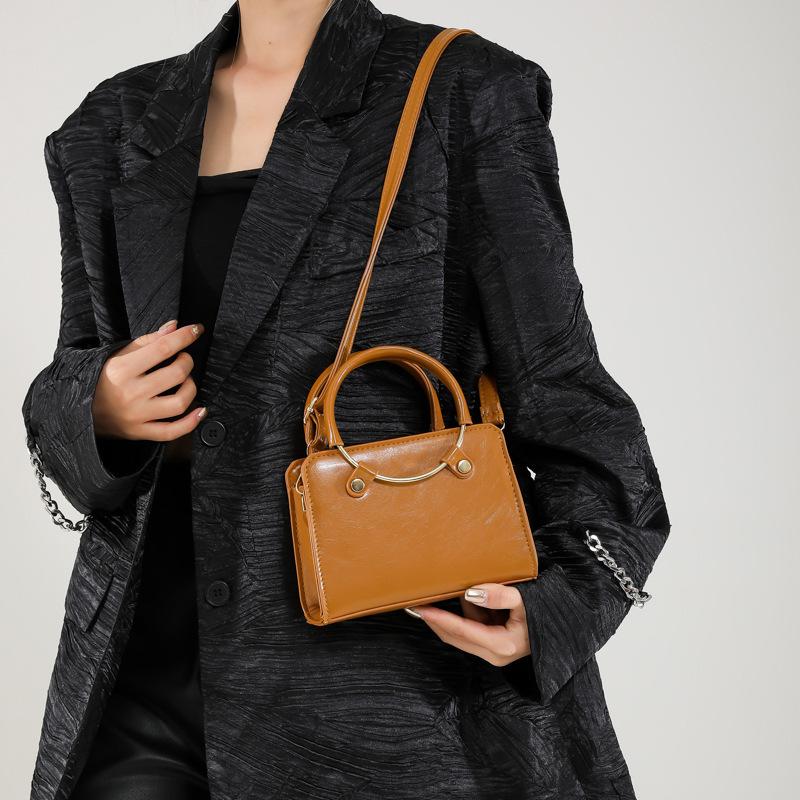 Женские сумки женские большой вместимости 2025 новые в иностранном стиле женские сумки простой тренд мода портативная плечевая маленькая квадратная сумка