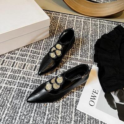 Туфли Мэри Джейн с золотистым цветочным узором: Коллекция ретро-весны 2024 года — женская мода в корейском и французском стиле, большие размеры, заостренный крой, тренд на плоской подошве