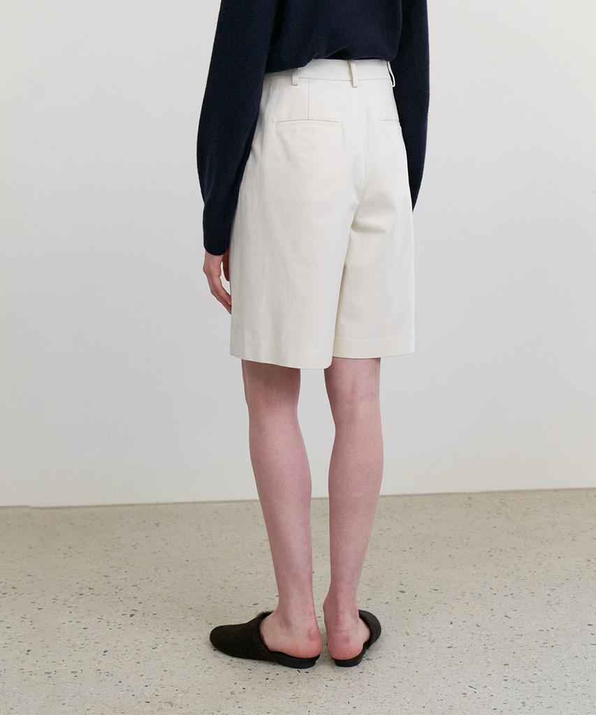 STEP AROUND Front Tuck Bermuda Cotton Pants_Cream