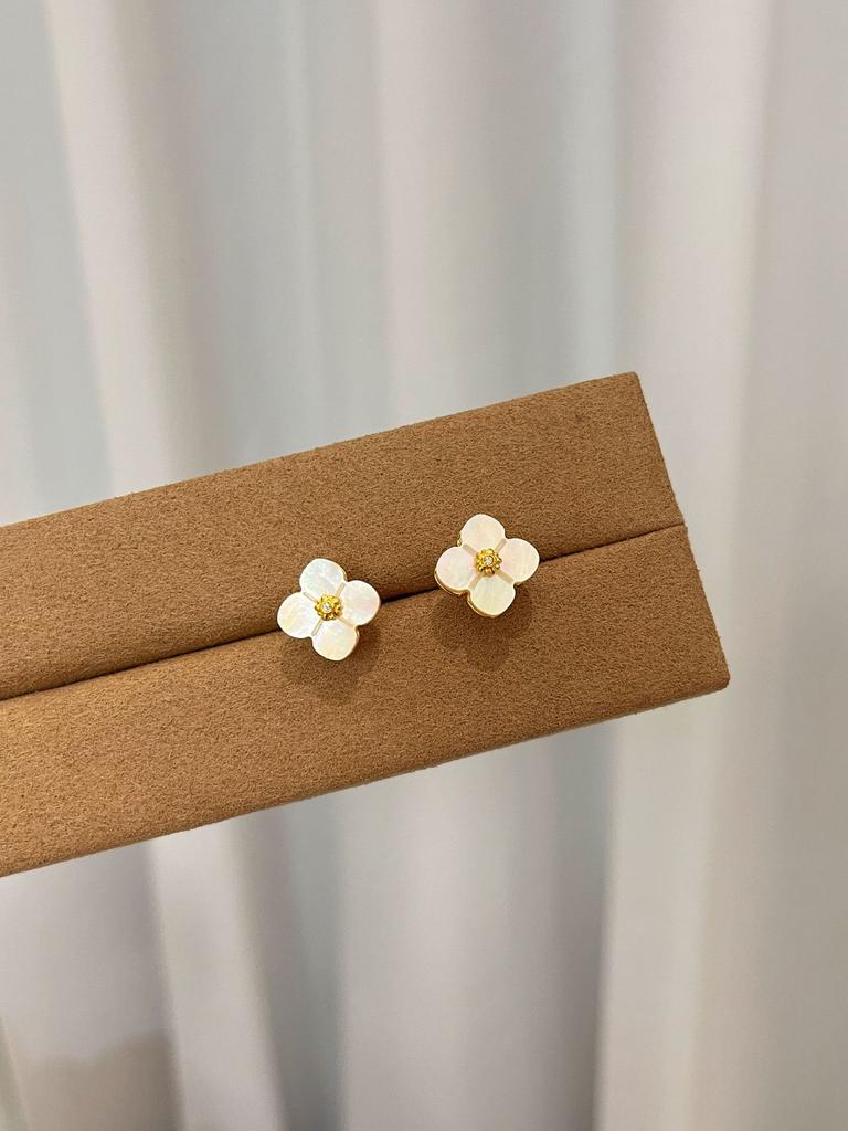 Французское ретро ожерелье с белой ракушкой в виде цветка с четырьмя лепестками с бахромой, браслет с пятью цветками, темперамент лепестков, премиальный набор легкой роскоши