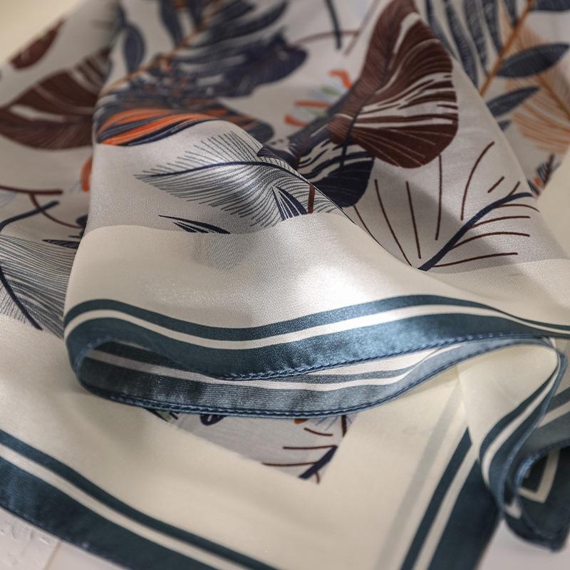High-end versatile light luxury silk printed 11cm small square scarf spring and summer new 111% mulberry silk silk scarf scarf