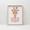 Plakat Uśmiechnięta Żyrafa W Różowych Okularach Plakat Uśmiechnięta Żyrafa W Różowych Okularach, 40X50 Cm, Bez Ramy, Papier Matowy 230 Gsm