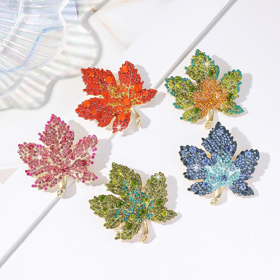 Color Painted Maple Leaves Design Metal Brooch Pin Zircon Decoration Gold Color Collar Lapel Brooches Pins Women Party Jewelry