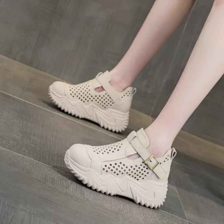 Маленькие полые сандалии женские 2025 новый летний дышащий перфорированный обувь спорт и отдых увеличение роста дышащие папины кроссовки