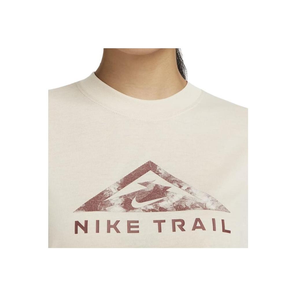 Nike Футболка с коротким рукавом и круглым вырезом Dri-FIT Trail Letter Print, женские топы Sand-Drift DX7897-126