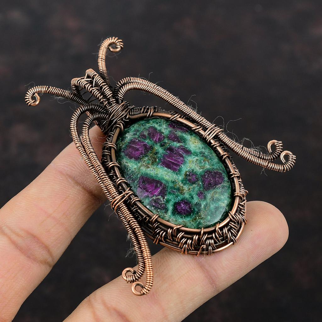 Рубиновый фукситовый кулон Медная проволока Кулон Медные украшения ручной работы Оригинальный кулон с драгоценными камнями Проволочная обмотка Рубиновый фукситовый кулон Ювелирные изделия для подарка