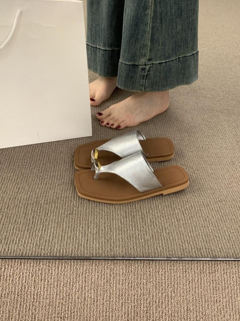 Fashion casual cover toe flat slippers women's summer wear 2025 new seaside vacation beach shoes cool slippers