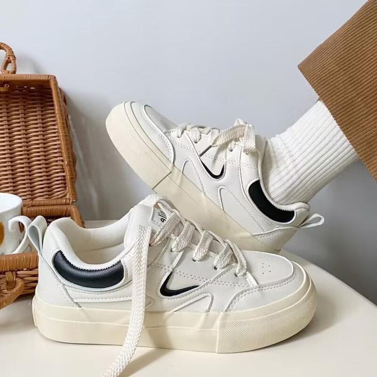 Маленькие белые туфли женские 2025 весна колледж стиль ins цвет подходящие новые повседневные туфли иностранный стиль ретро универсальные женские туфли для скейтбординга