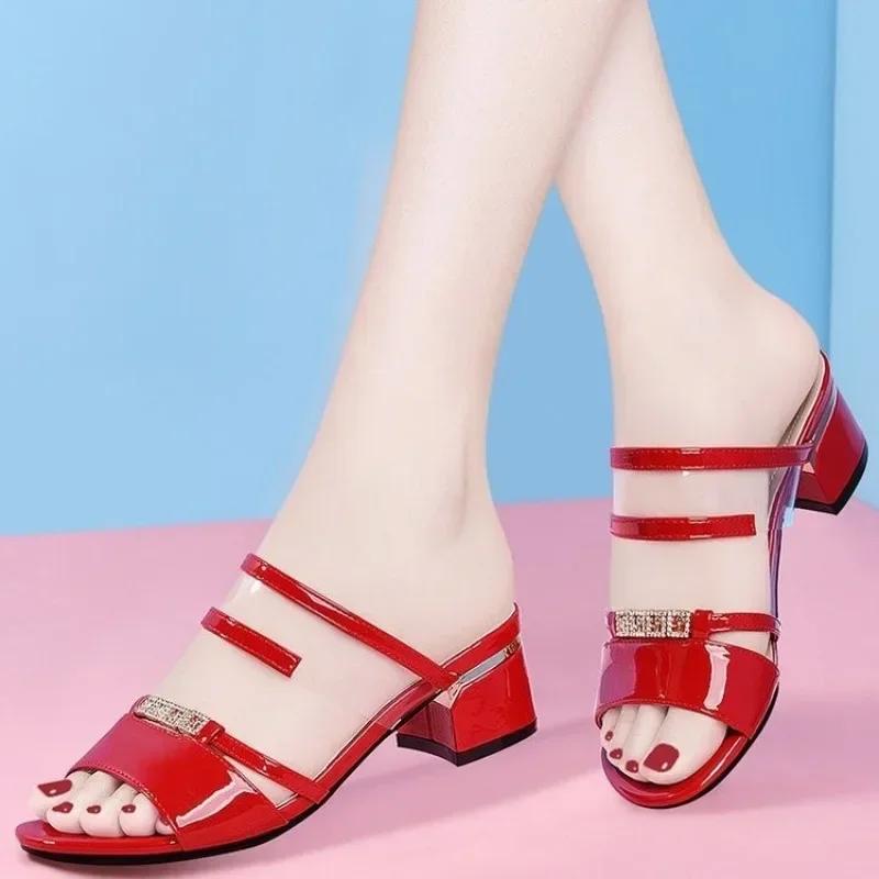 Женская обувь 2025 Лето Современные шлепанцы Женские Уличная мода Металлическая отделка Средний каблук Женские Элегантные босоножки с открытым носком