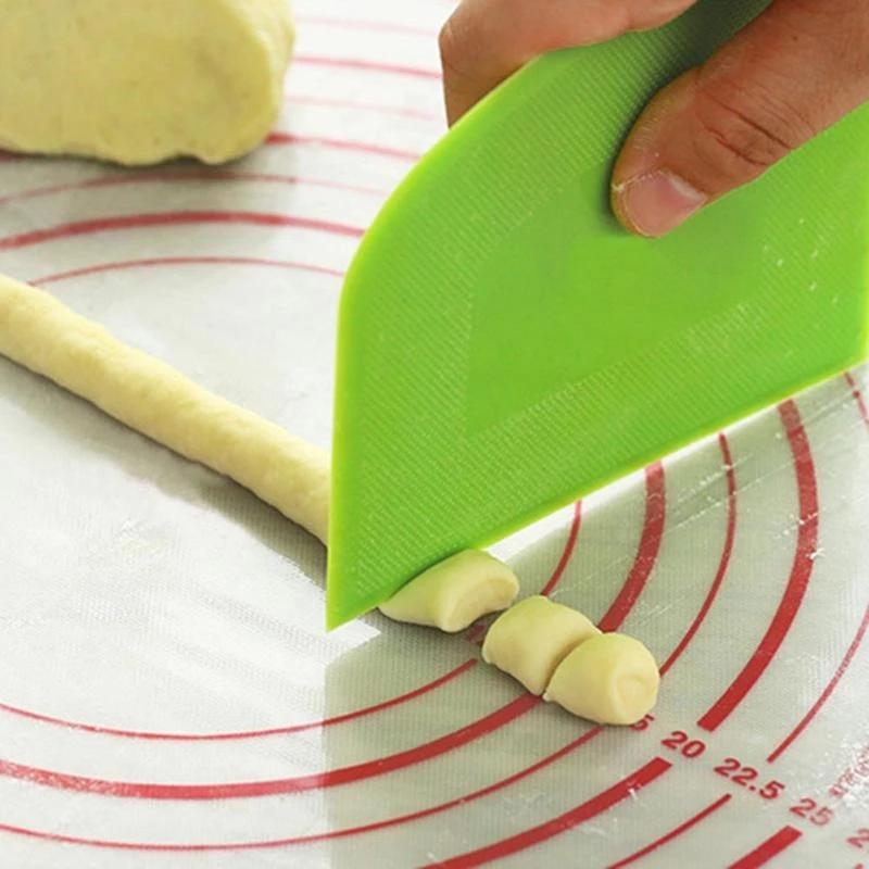 Top-Rated Cream Spatula for Cake Decorating DIY Fondant Cutter Pastry Scraper Baking Tool Perfect Gift for Home Bakers Kitchen Essentials