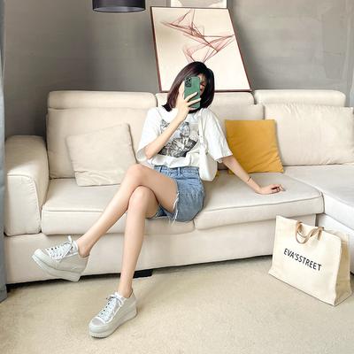 Маленькие белые туфли на толстой подошве для женской новой весны и осени, туфли-маффины для увеличения роста, туфли из шелка и атласа, нишевые одинарные туфли