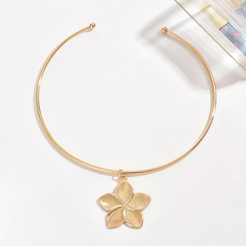 Elegant Retro Metal Flower Pendant Choker Necklace