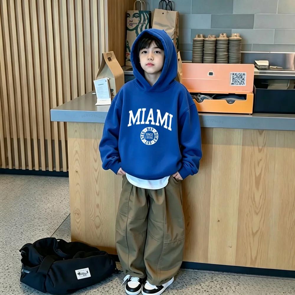 Latest stylish children's hoodiesfor autumn and winterfeaturing trendy lettering—casual hoodies suitable for both boys andgirls.