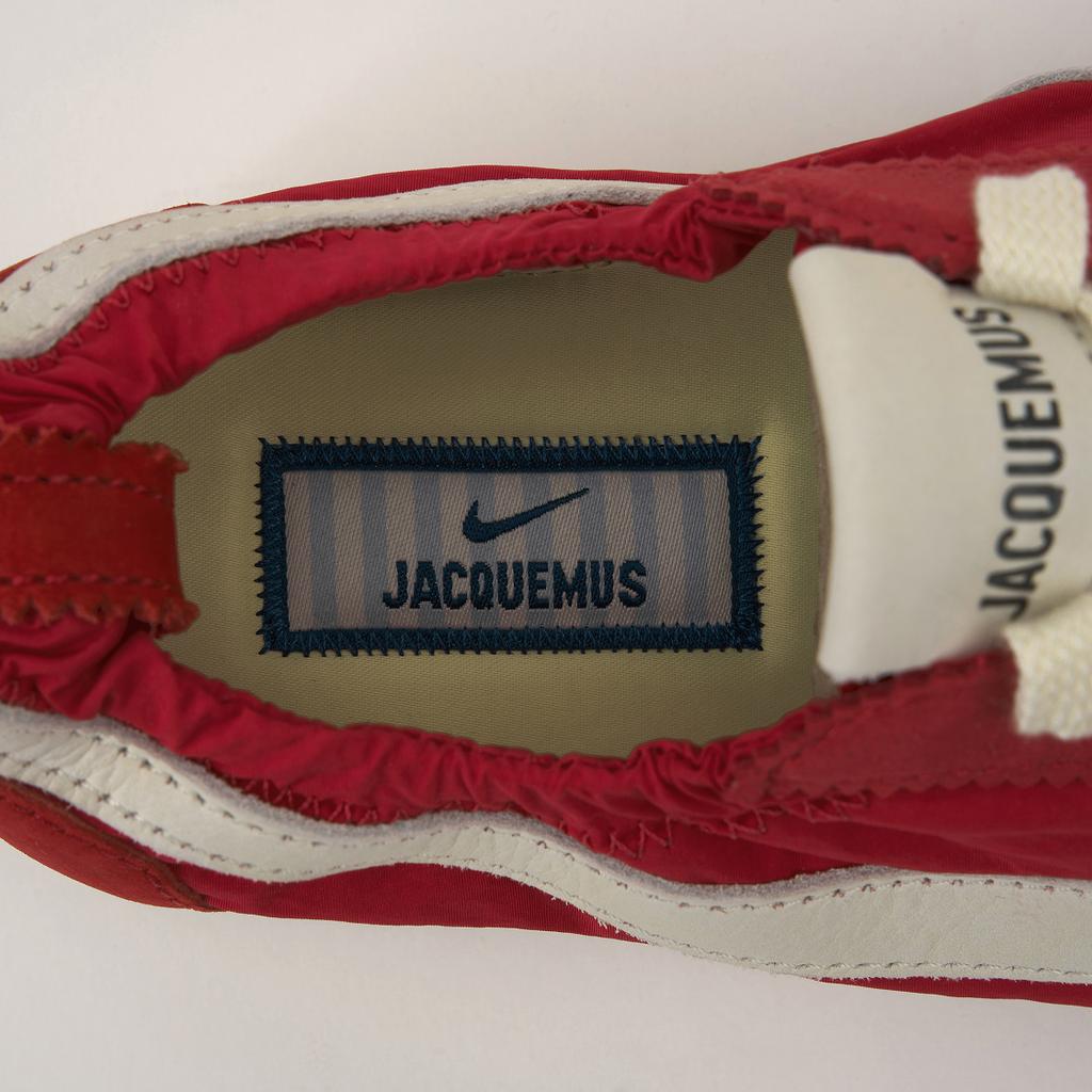 Jacquemus x Nike Moon Shoe SP Университетский красный Женские кроссовки Кашемир Велосипедно-желтый Резиновый Светло-коричневый HV8547-600