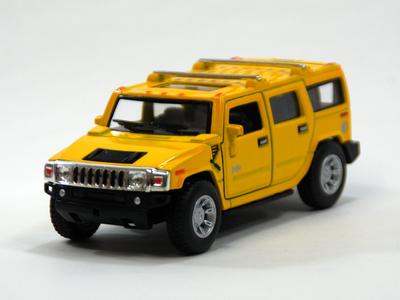 KiNSMART Hummer H2 внедорожник желтый в оконной коробке 140 200-527