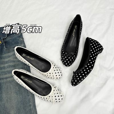 Увеличение роста 5 см туфли-лодочки в горошек с бантом на плоской подошве женские 2025 новые Xiaoxiangfeng замшевые туфли Мэри Джейн на одну педаль