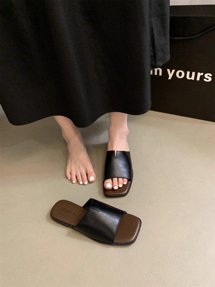 Тапочки женские носят новую корейскую версию 2024 года, мягкие плоские сандалии с одним словом, когда выходят на улицу летом