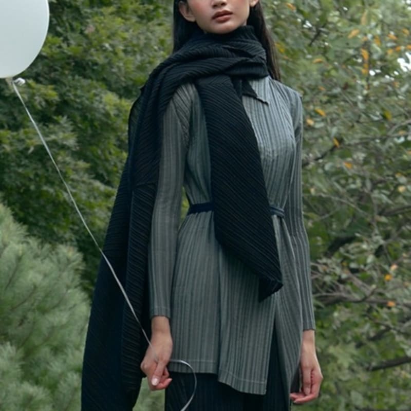 FINE PLEATS Pleated Big Scarf Black