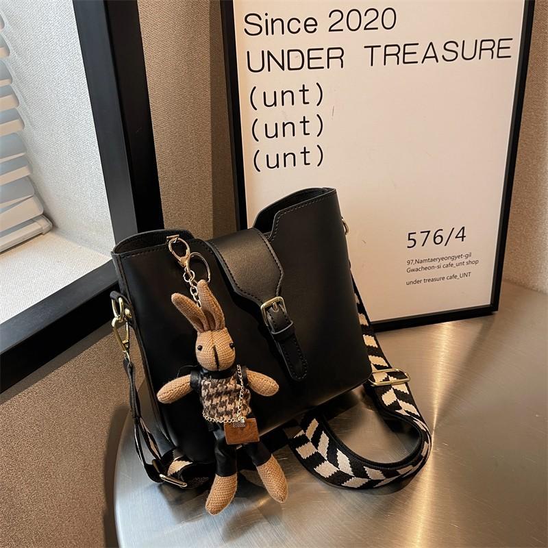 Niche Fashion Women's Bags, Popular Bucket Bags, Wide Shoulder Straps 2025 New Casual Single Shoulder Korean Version of Casual Texture Crossbody