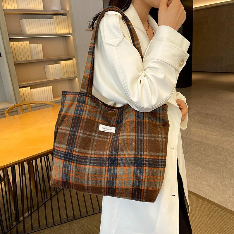 New retro woolen plaid shoulder bag autumn and winter new commuter shoulder bag messenger bag women's casual simple bag