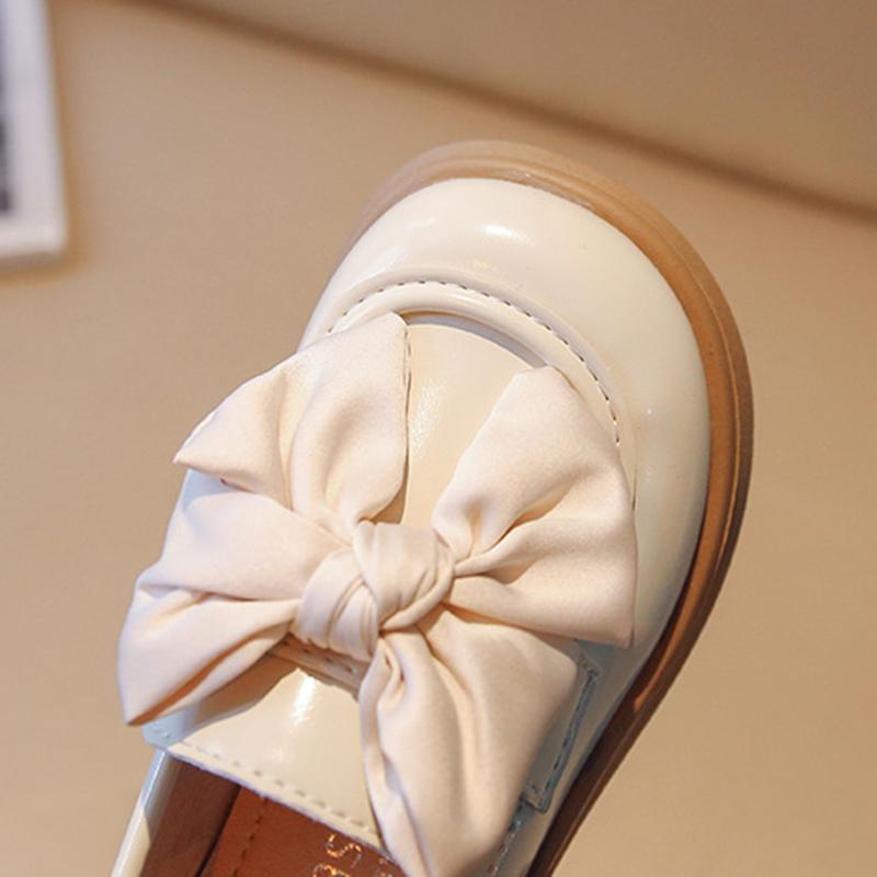 Кожаная обувь, обеспечивающая комфорт и стиль для растущей девочки. Детская повседневная обувь.