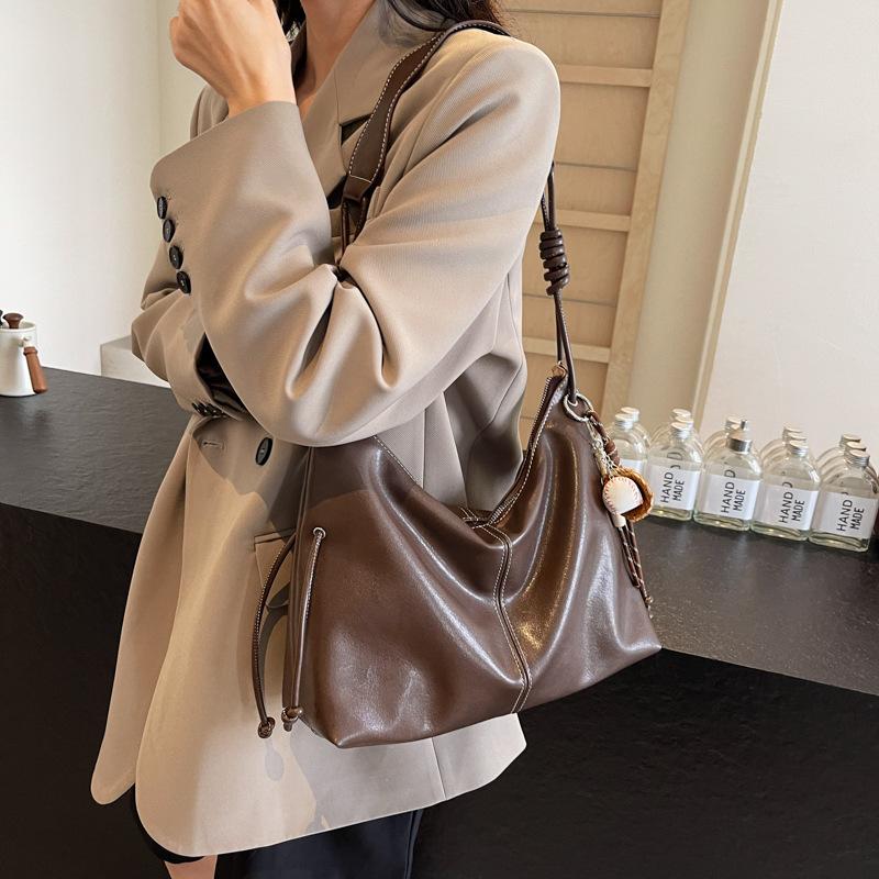 Однотонная сумка кроссбоди подмышку 2025 новая сумка-тоут повседневная для работы большая вместительность на плечо