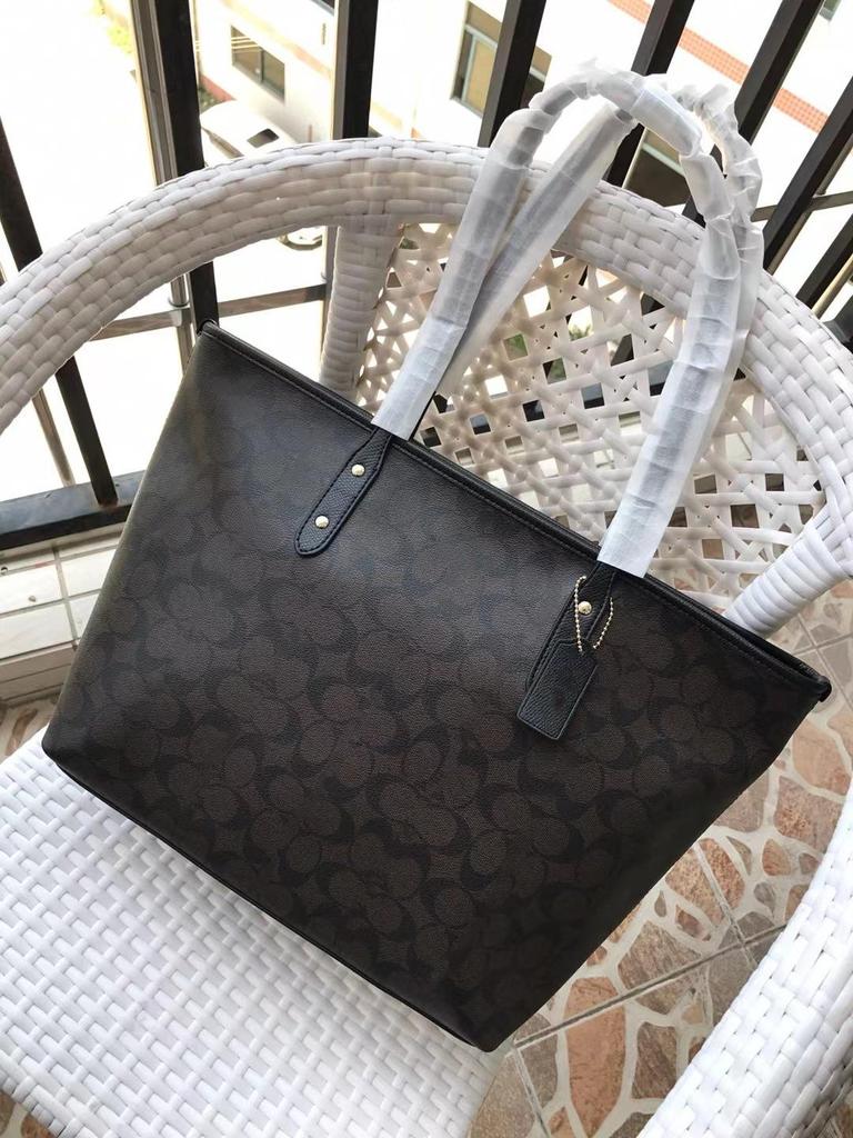 Классическая минималистичная сумка-тоут на плечо в форме пельменя с металлической молнией