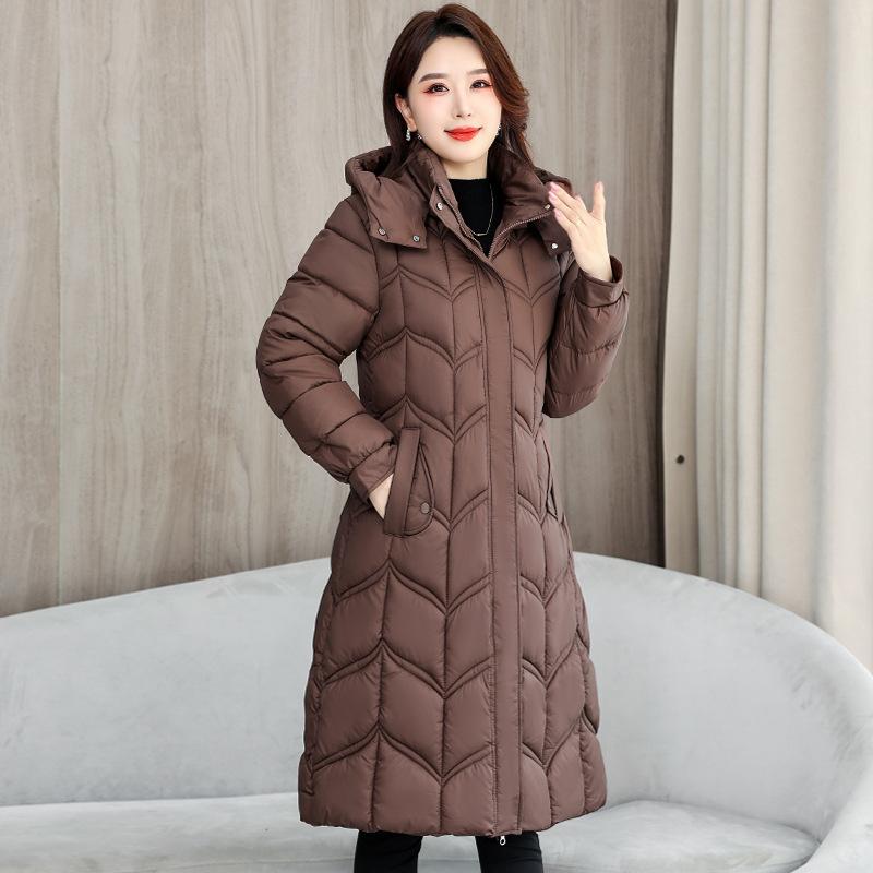 Одежда средней и большой длины. Зимняя съемная шапка. Куртка облегающего кроя для мам среднего возраста.