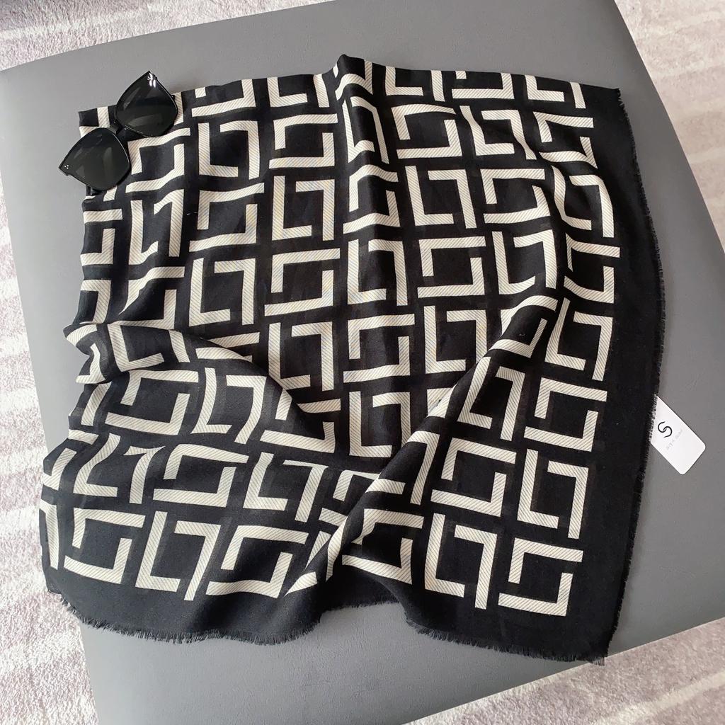 Spring New Fashion Warm Square Towel Printing Decoration Simple Versatile Beach Towel Vacation Shawl