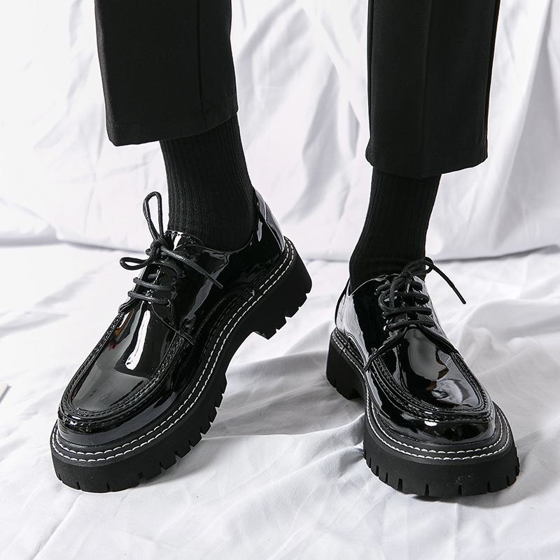 Мужские кожаные повседневные туфли в британском стиле с круглым носком для деловых и рабочих целей, черного цвета. Идеально подходит для молодых мужчин, которые ценят блестящие детали.