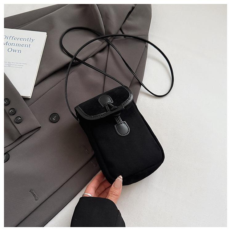 Сумка для мобильного телефона с угловой пряжкой 2025 новая модная популярная маленькая квадратная сумка мини ретро плюшевая контрастного цвета на плечо/кроссбоди