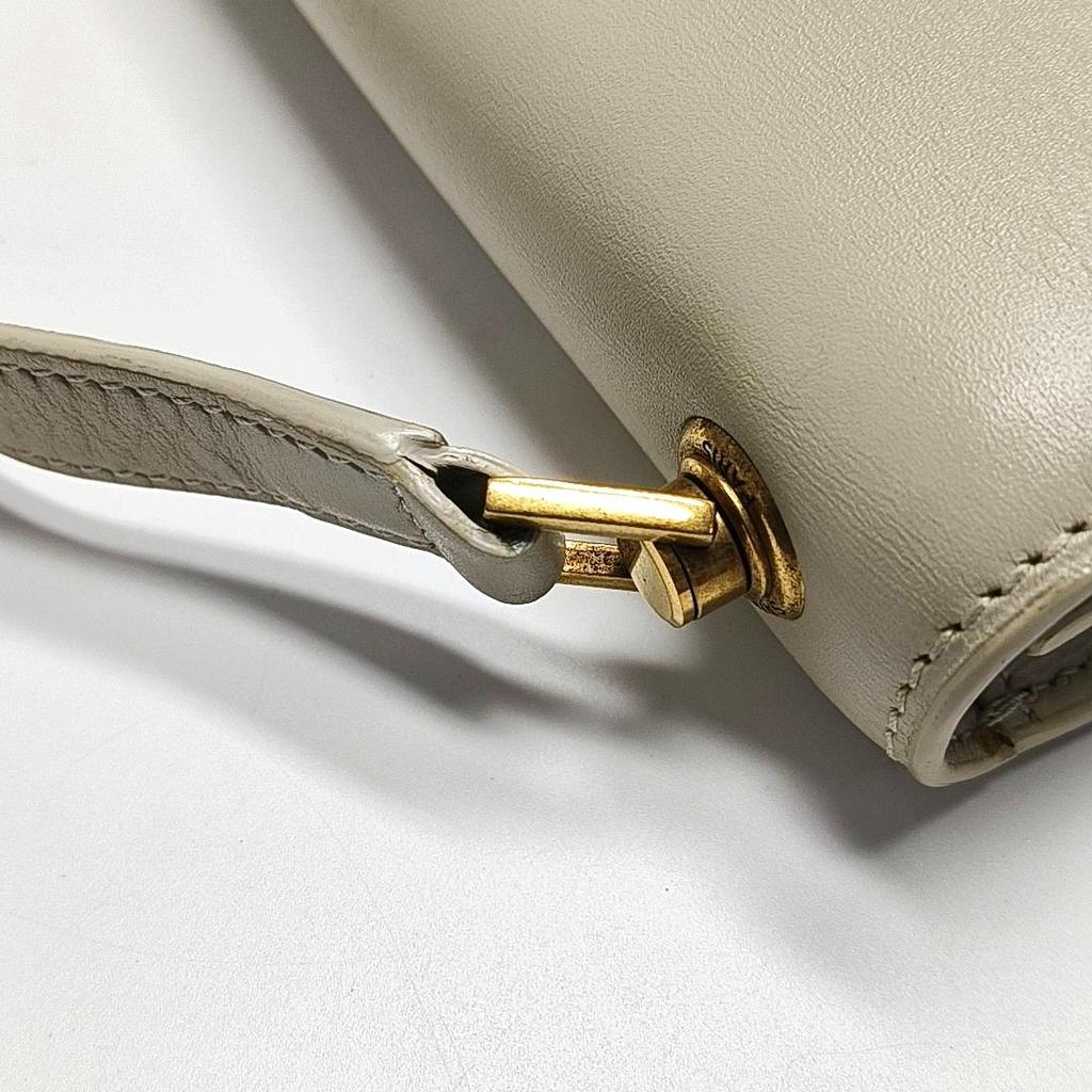 [Pre-Owned] Gray Leather Shoulder Bag - Very Good #1UM6BTZ