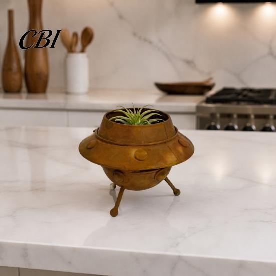 Creative Metal Flower Pot UFO Planter, Retro Rusty Alien Spaceship Plant Pot, Novelty Vintage Planter Container for Succulents And Indoor Plants, Home