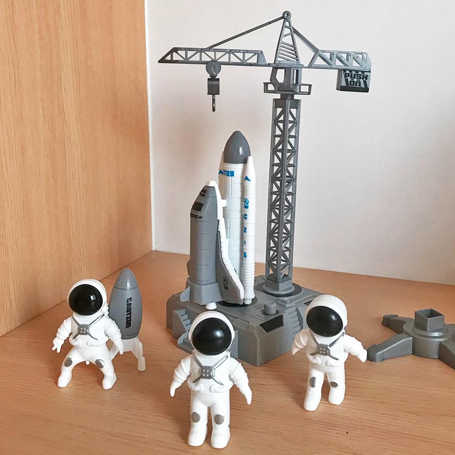 Космический корабль + 3 космонавта, запускаемая ракета-носитель, центр, научный эксперимент, обучение, когнитивное образование, аэрокосмические знания