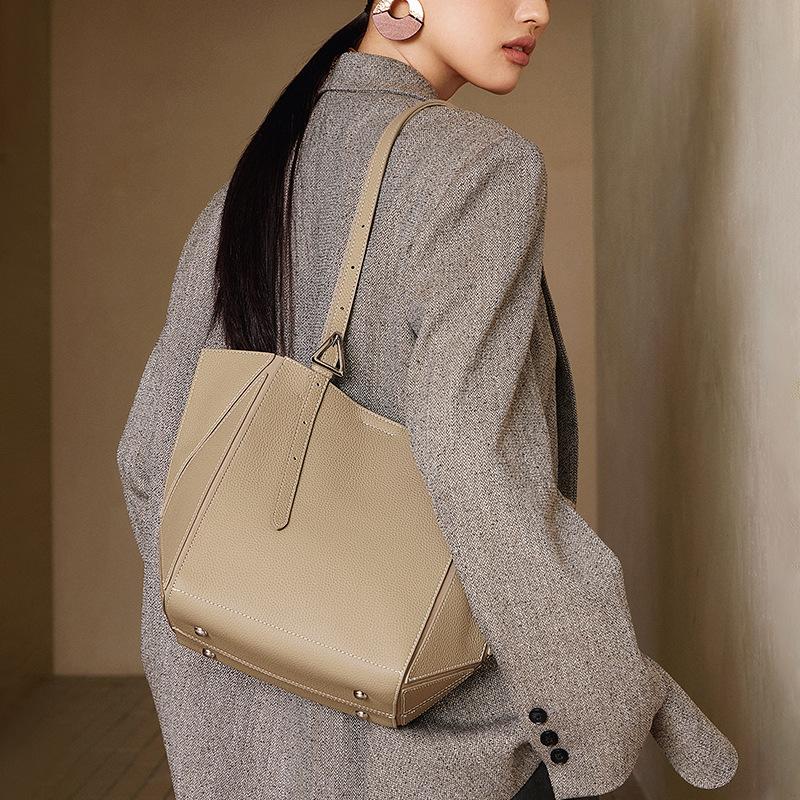 And New Style Armani Fashion Top Layer Cowhide Leather Tote Genuine Leather How Much Can The Bag Be Transformed Single Shoulder Large Bag