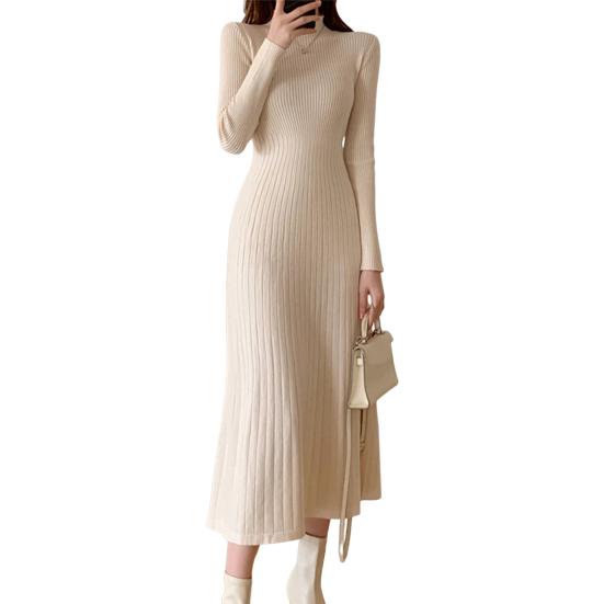 Женское вязаное платье А-силуэта с полувысоким воротником, длинными рукавами и длиной до колена. Зимнее платье-свитер в рубчик. Женский офисный наряд.
