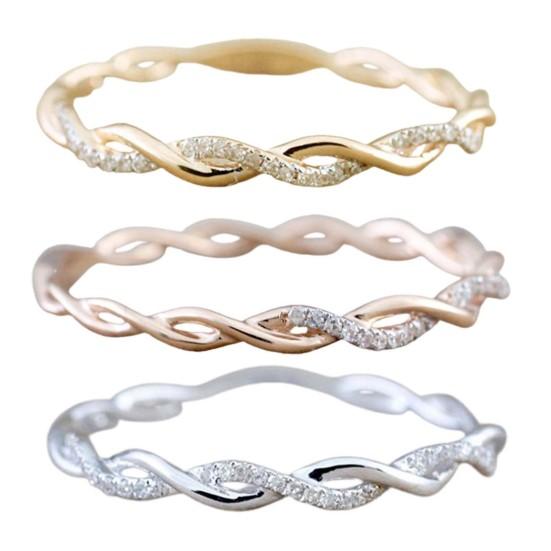 Простое кольцо на палец со сверкающими легкими стразами