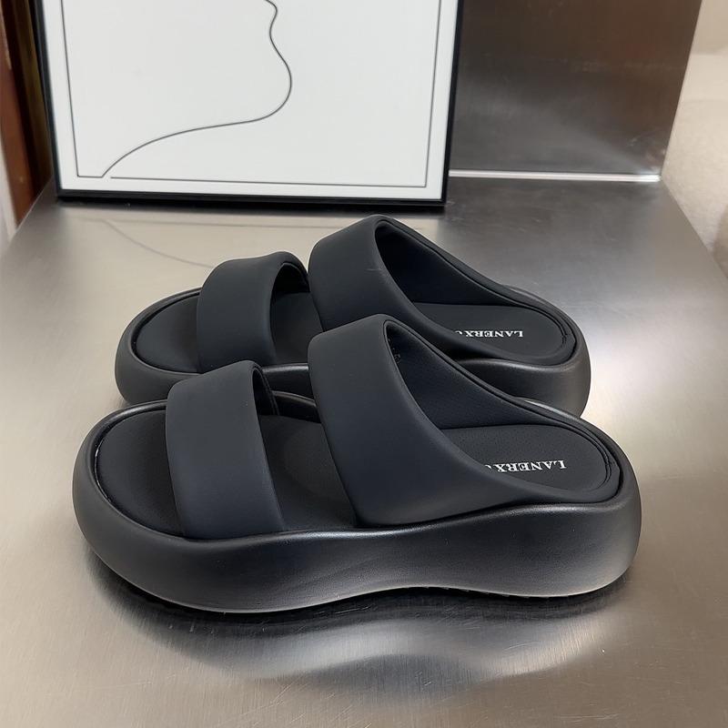 Летние белые шлепанцы на толстой подошве для женщин 2024 Новые модные универсальные шлепанцы на одной линии для женщин, повседневные сандалии