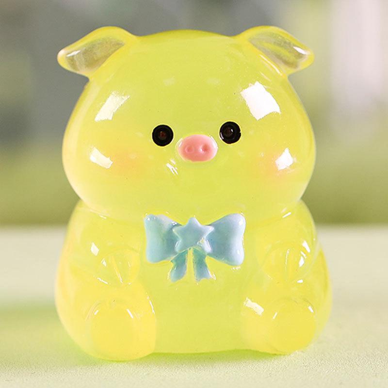1Pcs Luminous Cartoon Pig Model Lovely Glow In Dark Display Stand Bookshelf Desk Decoration Micro Landscape Figure