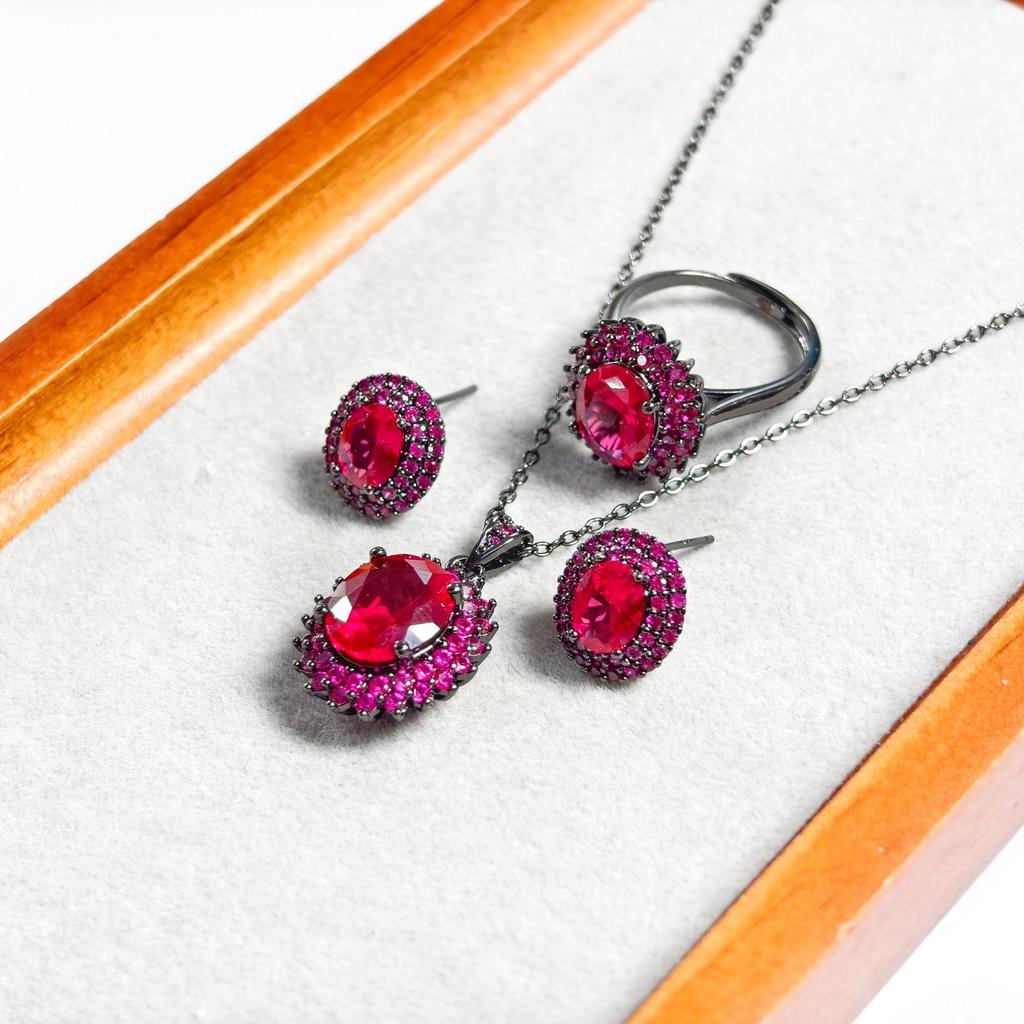 Gessen Jewelry: Новый набор с красной цирконией овальной огранки – Элегантные геометрические серьги-гвоздики, кольцо и кулон