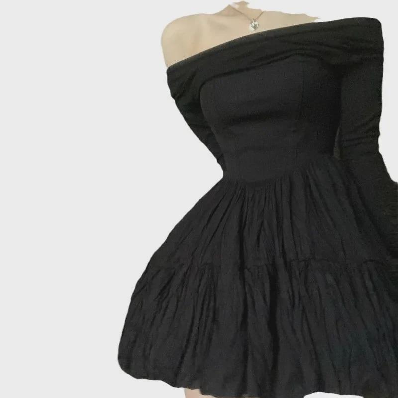 Модное черное плиссированное платье А-силуэта на одно плечо