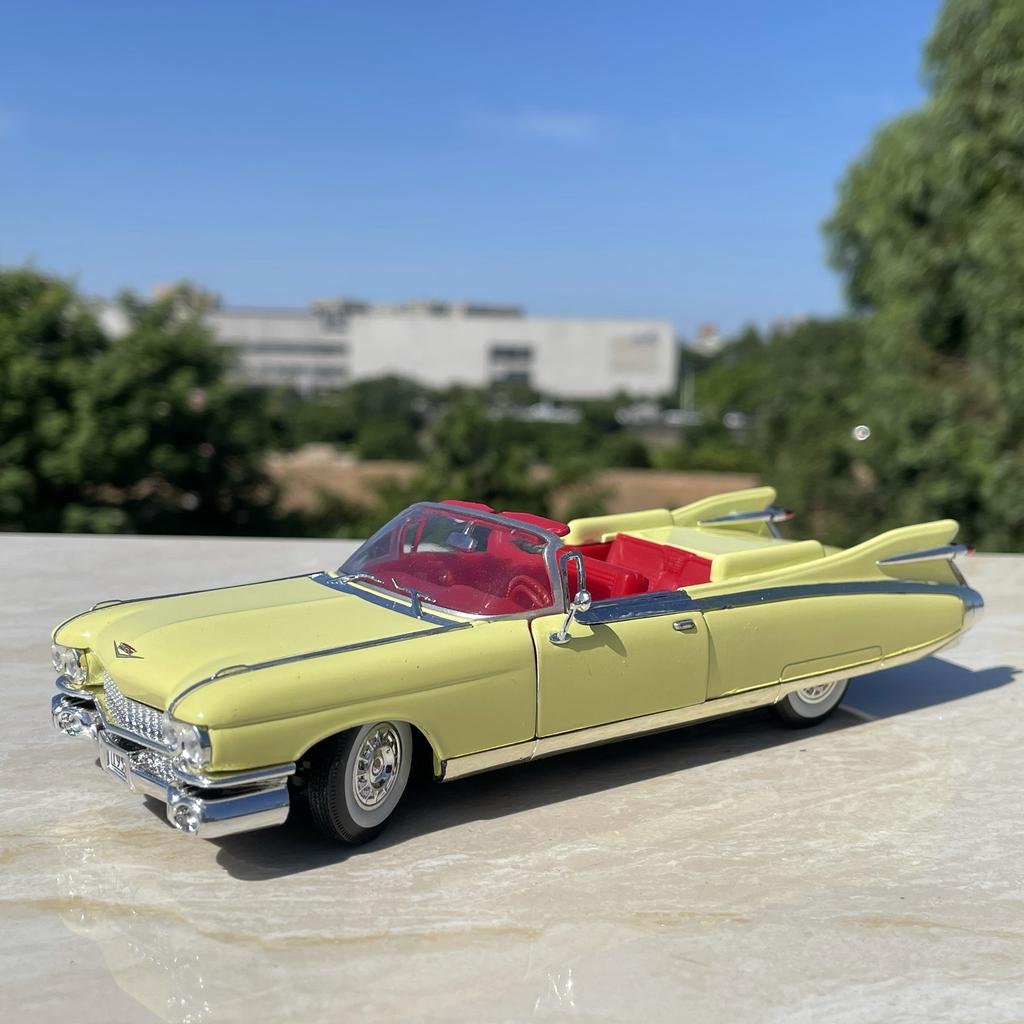 Литье под давлением 1:Масштаб 32 Американский Эмоциональный Автомобиль Cadillac Классический Автомобиль Модель Автомобиля из Сплава Коллекционная Игрушка Подарок Сувенир Декорация для Витрины